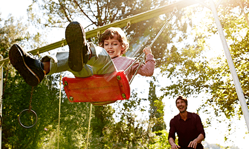 enfant sur sa balançoire